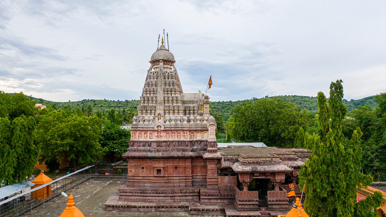 | माहिती | तपशील | | ------------------------- | -------------------------- | | 📍 स्थान | वेरूळ, छत्रपती संभाजीनगर | | 🕉️ देवता | भगवान शिव | | 🛕 प्रकार | बारा ज्योतिर्लिंगांपैकी एक | | 📅 भेट देण्याचा उत्तम काळ | ऑक्टोबर ते मार्च | | ✈️ जवळचे विमानतळ | छत्रपती संभाजीनगर | | 🚆 जवळचे रेल्वे स्टेशन | छत्रपती संभाजीनगर | | 🏛️ जवळचे पर्यटन स्थळ | एलोरा लेणी |